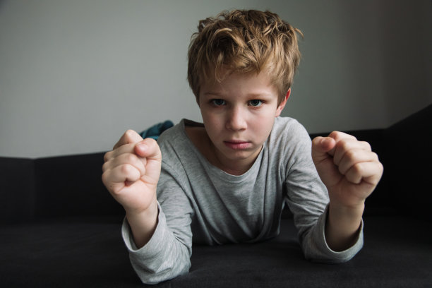 家里的孩子好斗和易怒，孩子焦虑和压力图片下载