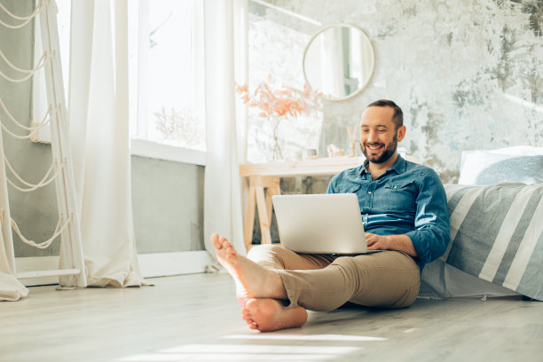 快乐的年轻人呆在家里和工作的网上库存照片图片下载
