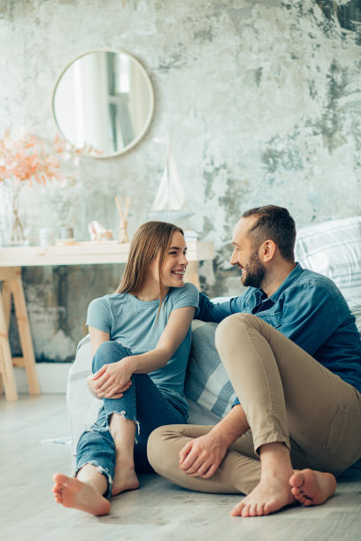 这对幸福的夫妇在他们公寓的库存照片中享受着自我隔离图片下载