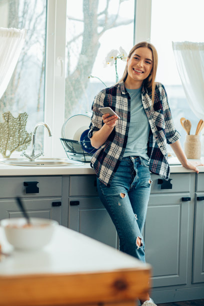快乐的女士在厨房水槽库存照片图片下载