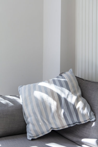 垫在阳光下图片下载