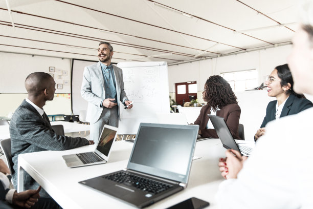 微笑着说话，看着远方图片下载