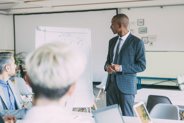 一组工人在演示过程中讨论新项目图片下载