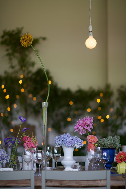 色彩缤纷的婚礼夏季插花在长花瓶在一个宴会素材图片