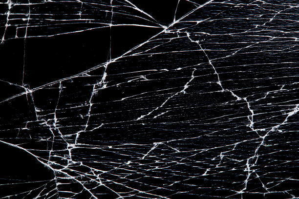 破碎的玻璃孤立在黑色背景上。图片下载