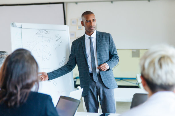 在展示新项目时，工人们讨论想法图片下载