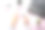 一个美丽的小女孩的手在一个粉红色的背景上，一个笔记本电脑，一杯咖啡和一个粉红色的笔和一个条纹笔记本。平的。图片下载