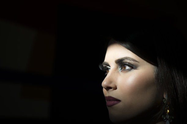 光线完美地捕捉到了她的美丽图片下载