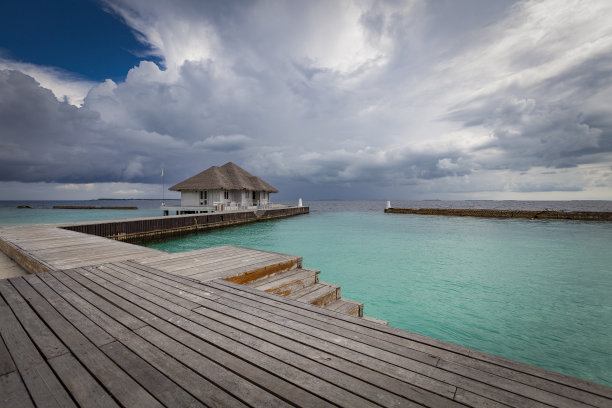 马尔代夫的岛屿港口和码头在戏剧性的天空下图片下载