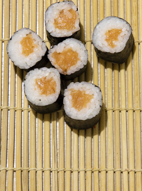 寿司卷一份咖啡菜单菜海报俯视图在木制桌子地毯与空的复制空间为您的文字这里垂直图片格式图片下载