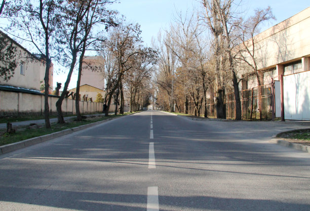 比什凯克空荡荡的街道。图片下载