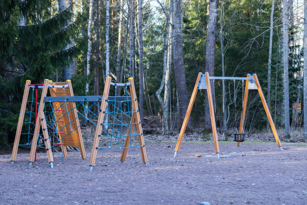 2月，芬兰，空荡荡的儿童游乐场图片下载