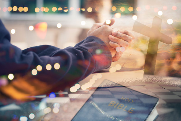 男人拿着圣经在她手里祈祷图片下载