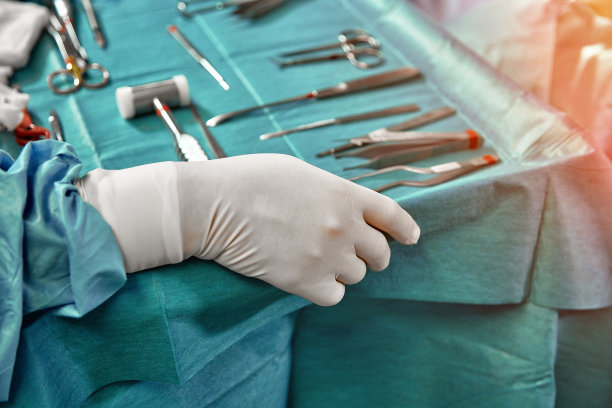 外科医生手中的医疗器械在手术室图片下载