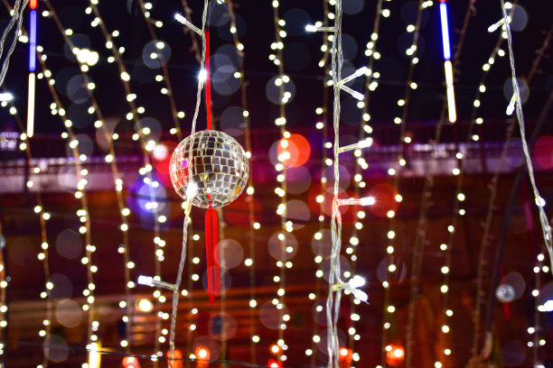 选择聚焦灯泡和散景背景与效果滤镜抽象背景图片下载