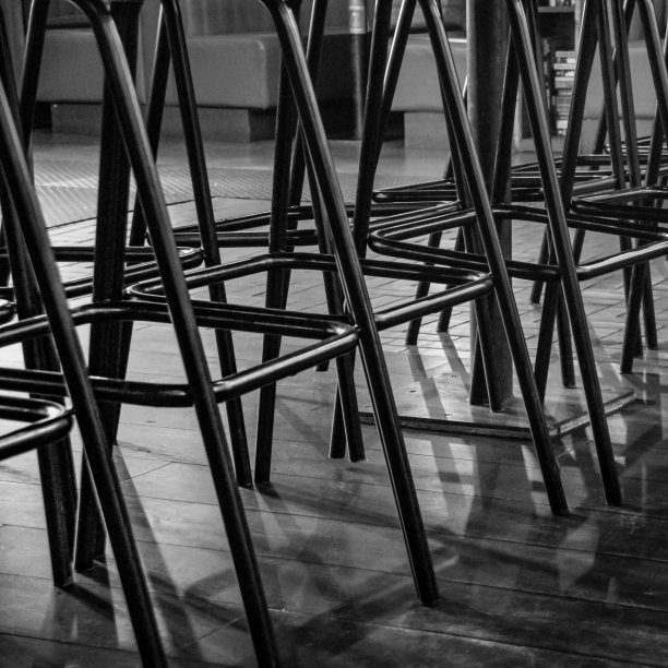 许多椅子的腿交叉在一起图片下载