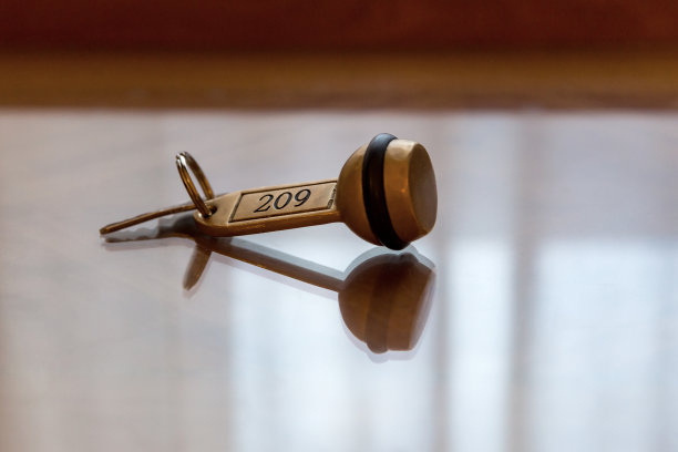 酒店房间的钥匙放在闪亮的桌面上图片下载