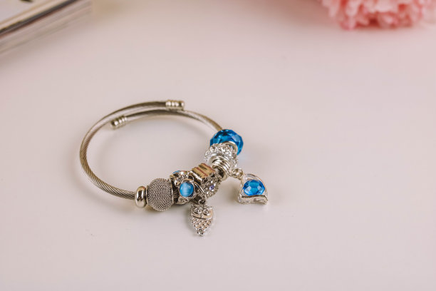 银饰手链与珠子在一个白色的背景。图片下载