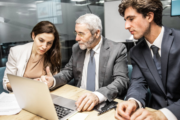 信心十足的业务团队正在关注笔记本电脑图片下载