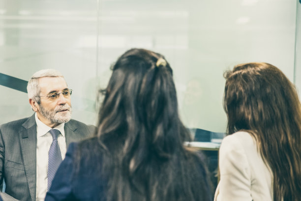 一群自信的商人坐在椅子上聊天图片下载