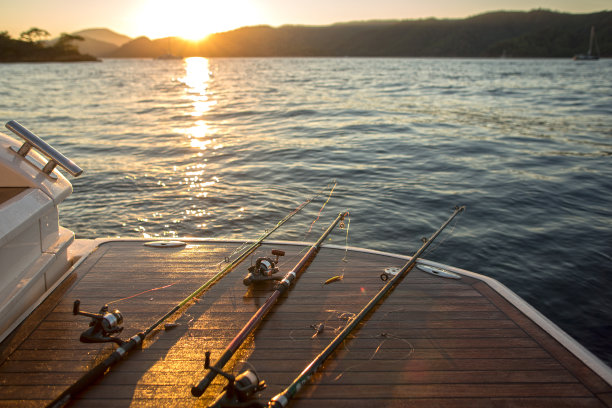 木制码头上的鱼竿和美丽的日落图片下载