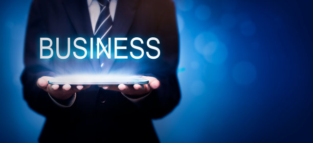 房地产中介提供“生意”这个词。房地产抵押贷款的概念。商人在暗色调背景上显示了单词商业虚拟全息图股票。宽构图与散景背景。图片下载