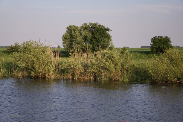 美丽的春江在大自然中流淌。早晨和晚上的风景五彩缤纷。去世界上荒芜的地方旅行。设计素材照片图片下载