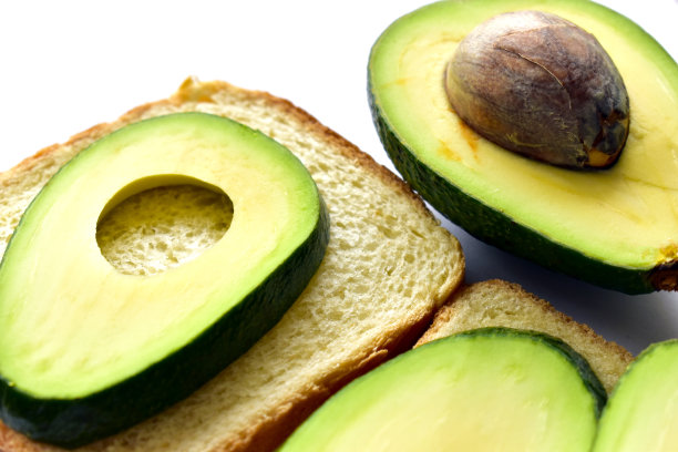 绿色鳄梨片，白色背景上的三明治图片下载