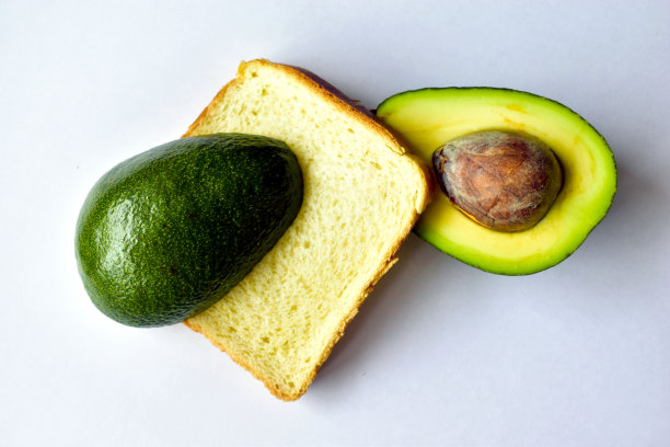 绿色鳄梨片，白色背景上的三明治图片下载