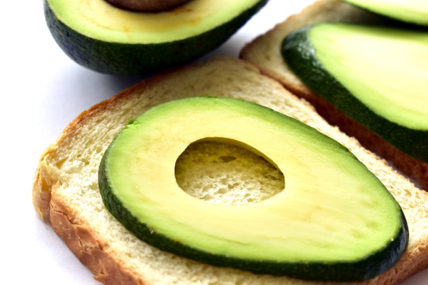 绿色鳄梨片，白色背景上的三明治图片下载