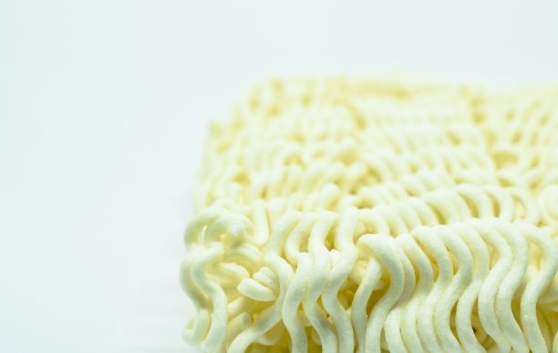 白色背景上的生干方便面图片下载