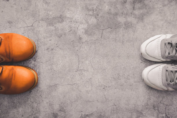 在灰色的混凝土背景上，人们的鞋子在一定距离上的俯视图。符合距离2米的copyspace概念。社会距离。图片下载