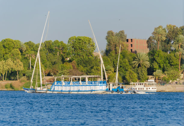 尼罗河上的传统木制帆船图片下载