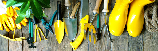 园艺旗帜。木制风化平台上的园艺工具。图片下载