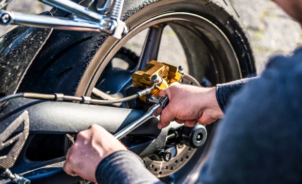 机械师在机械厂修摩托车。维修服务。真实的特写镜头图片下载