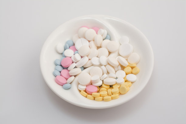 写字板放在盘子旁边，刀叉放在白色图片下载