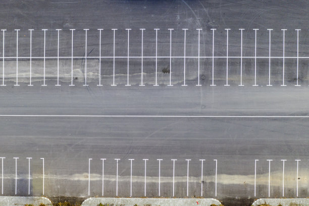 空荡荡的停车场图片下载