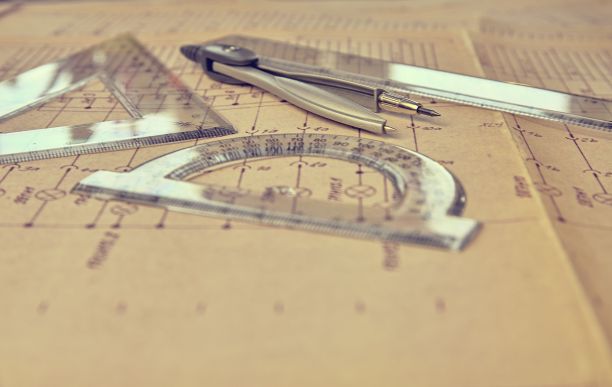 和分配器的指南针。建筑和电工概念。工程工具。背景电路图。复古hazeConstruction项目。规划。图片下载