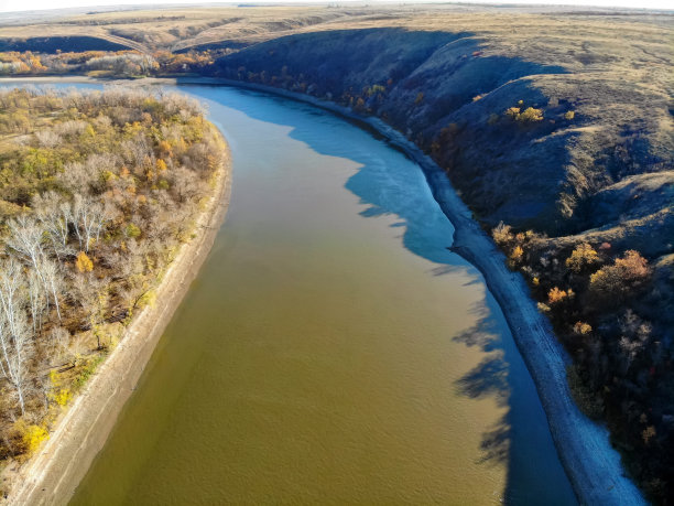 无人机拍摄的秋季河流景观图片下载