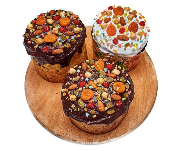 白色背景上点缀着干果的巧克力复活节蛋糕图片下载