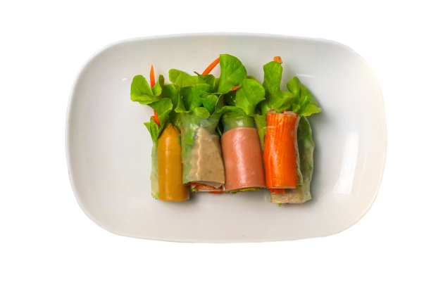 沙拉卷孤立在白色背景与剪切路径图片下载