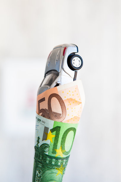 白色玩具车包着50和100欧元的钞票。钱图片下载