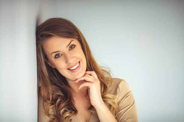 灰色背景下自信的女商人图片下载