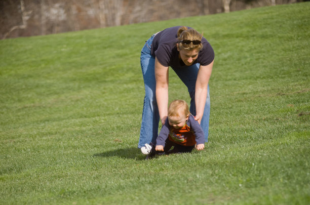 母亲和儿子在公园图片下载