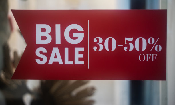 商店橱窗里的大减价标志照片图片下载