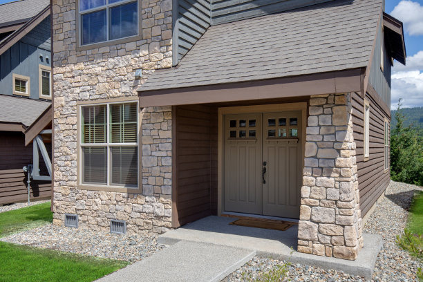 新建成的现代和乡村的家从外部自然的棕色和灰色的颜色与走道图片下载