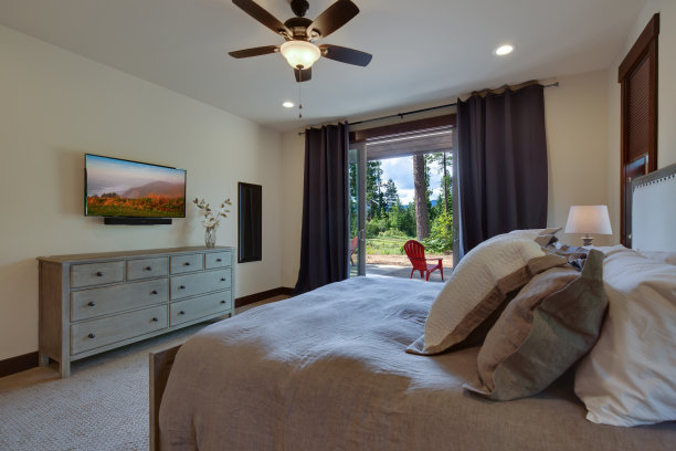 现代和乡村的美国家庭内饰和外观。图片下载