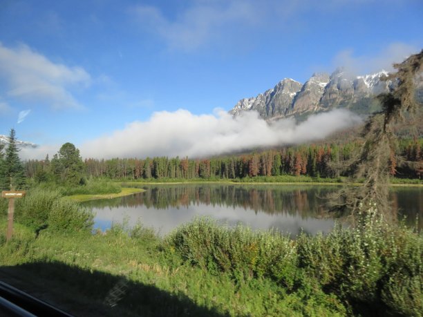 山色的树和云倒映在水中图片下载