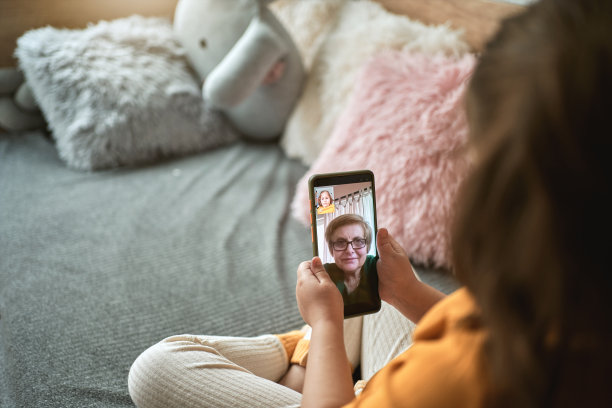 奶奶和孙女在打电话图片下载