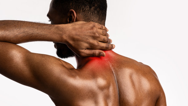 运动员按摩疼痛的脖子站在相机后，白色的背景图片下载